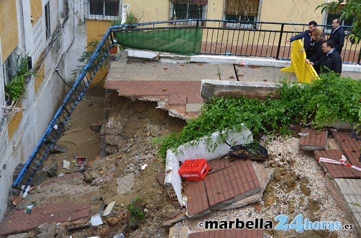 Susana Díaz visita la barriada de Plaza de Toros de Marbella tras el temporal