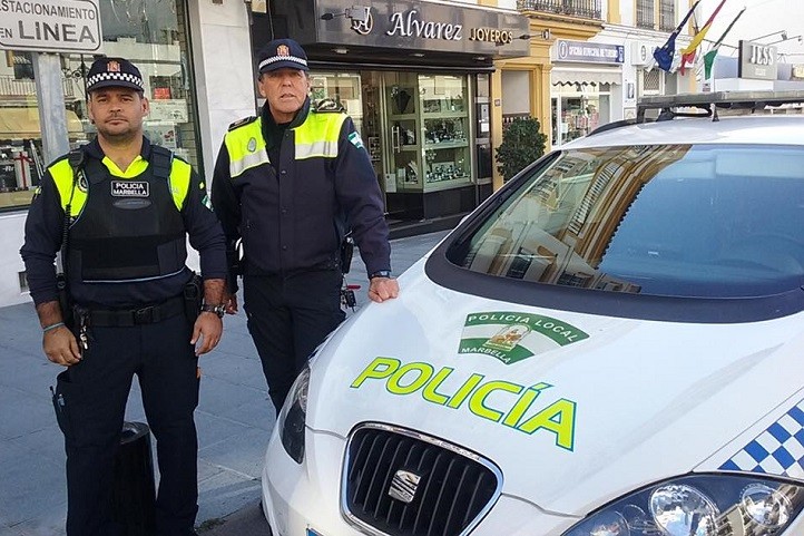 Dos agentes de la Policía Local de Marbella atienden un parto en un coche