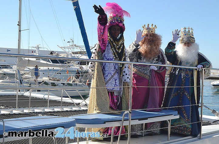 Los Reyes Magos llegan a Marbella en catamarán en un día primaveral