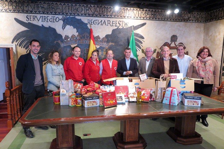 El tripartito vuelve a entregar los regalos navideños a Cruz Roja