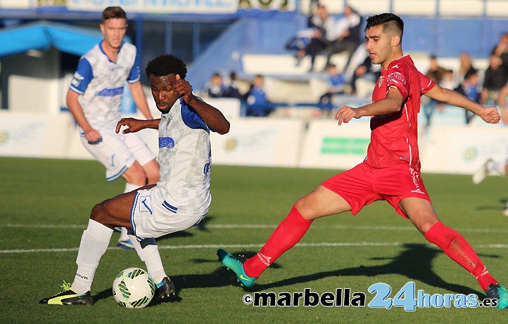 El Marbella FC se exhibe ante el Linares con un Okoye estelar (2-0)