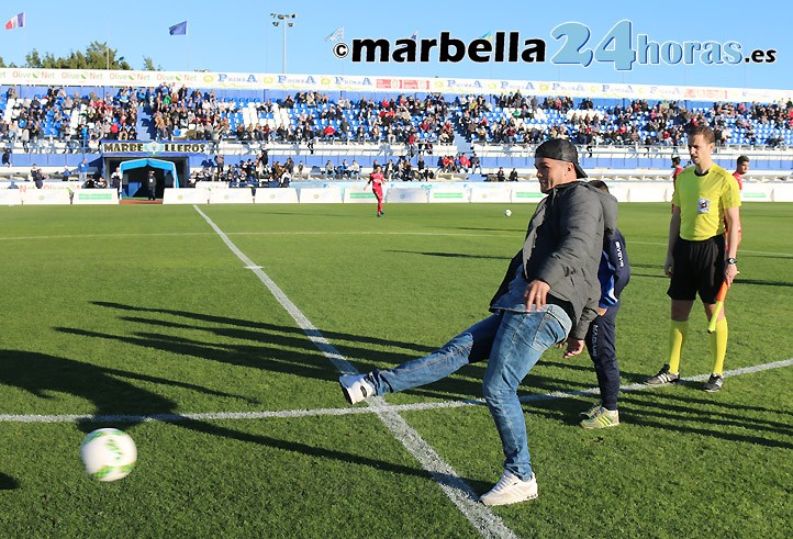 Antonio "Chato" Benítez recibe el cariño de la afición del Marbella FC 