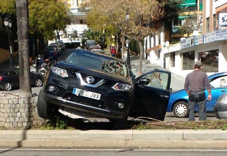 Aparatoso accidente con un coche sobre la mediana de Ricardo Soriano