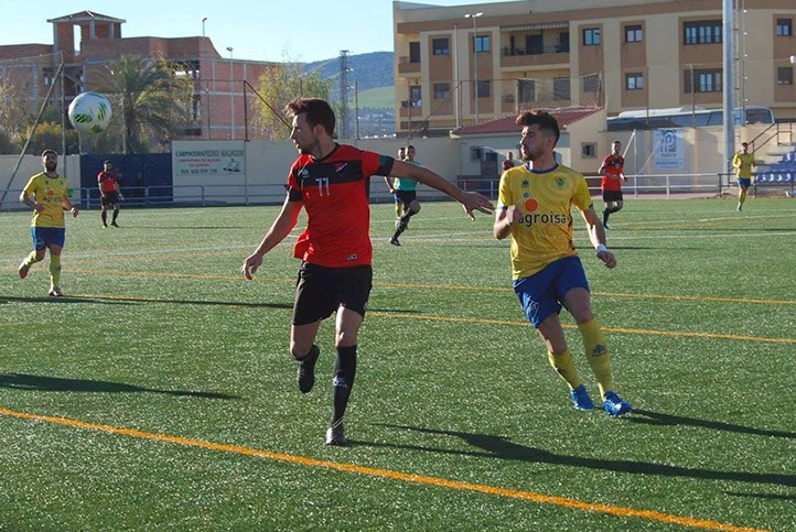 El San Pedro termina con nueve y goleado en Huétor Tájar (5-1)