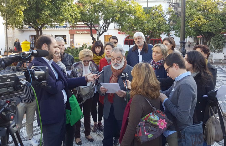 Vecinos defienden el empedrado artístico de la plaza de los Naranjos