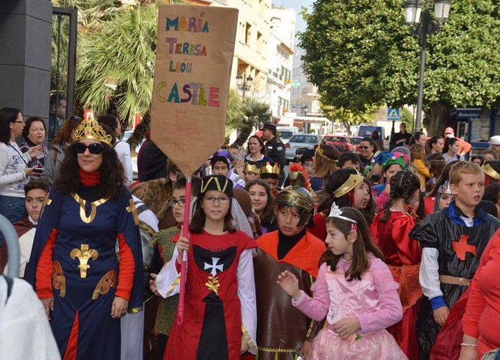 Los niños disfrutan con sus disfraces en las calles de San Pedro Alcántara
