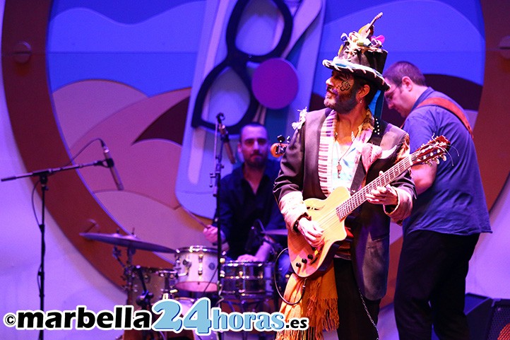 Delola abre el Carnaval de Marbella con un pregón lleno de sentimiento