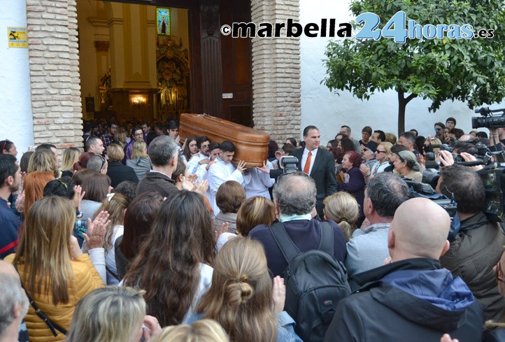 Marbella despide a Pablo Ráez en un sentido y multitudinario funeral