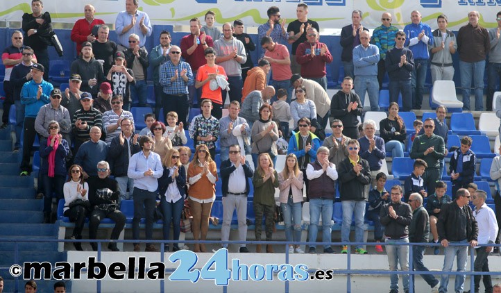 La afición del Marbella FC dedica un minuto de aplausos a Pablo Ráez