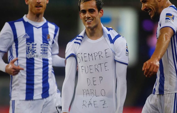 El malagueño Juanmi dedica su gol con la Real Sociedad a Pablo Raéz