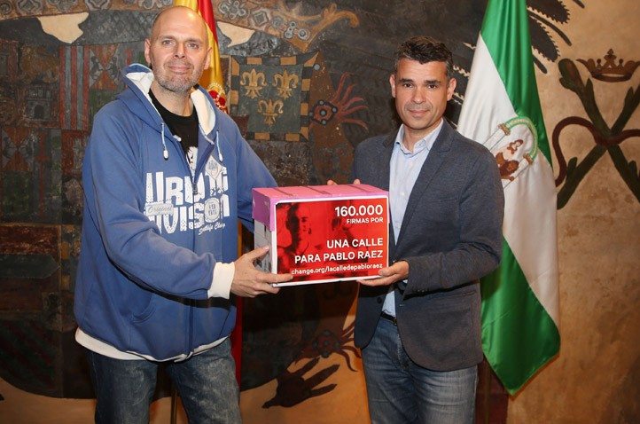 Entregan 160.000 firmas para que Pablo Ráez tenga una calle en Marbella