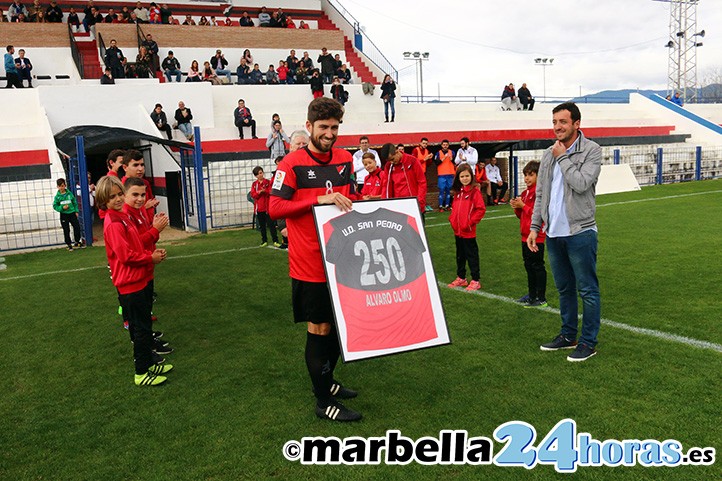 El San Pedro homenajea a Álvaro Olmo por sus 250 partidos