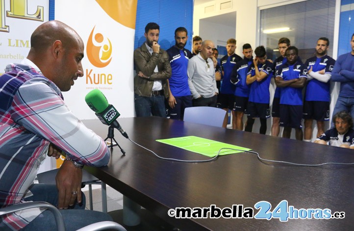 Nafti se va del Marbella arropado por los jugadores y "con la cabeza alta"