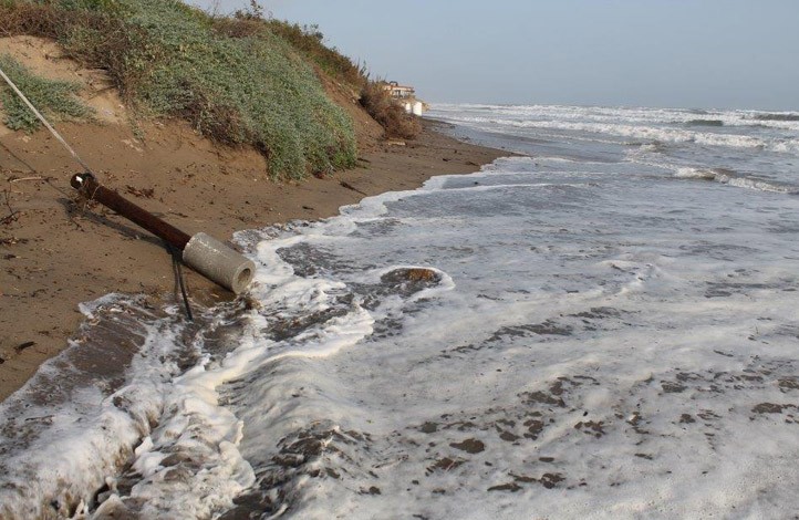 Califican como "desastre" los daños de las olas en las dunas de Marbella