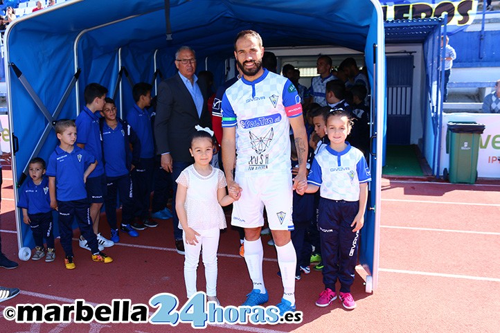 El capitán del Marbella FC Añón hace visible la lucha de Paola