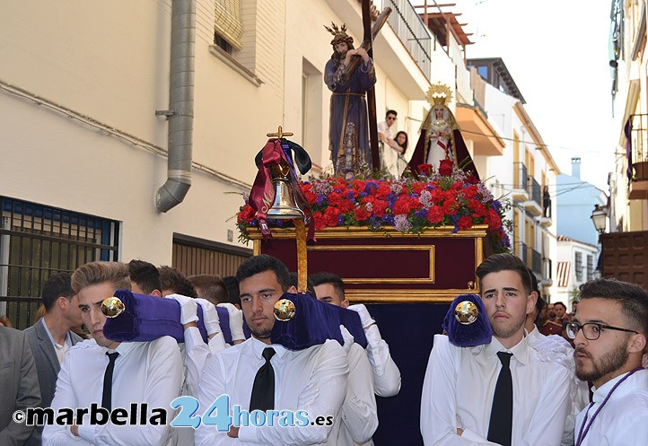 Los jóvenes de El Barrio abren con fervor la Semana Santa en Marbella