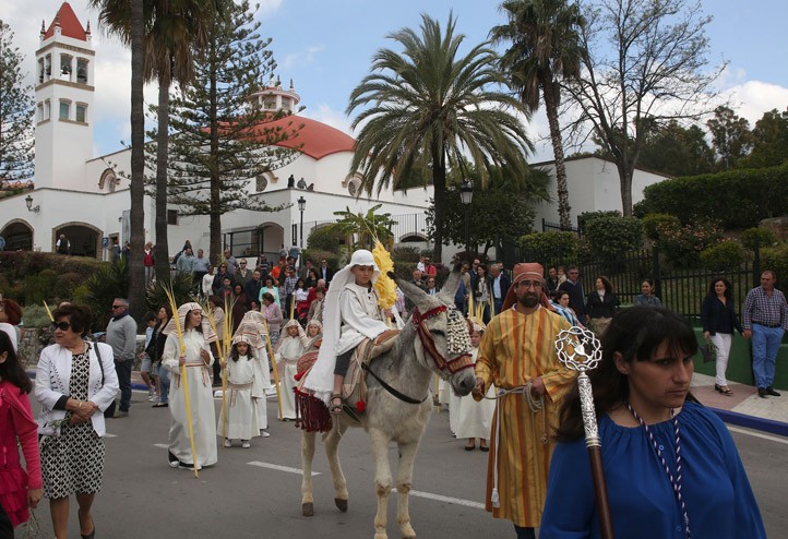 La Pollinica procesiona por las calles de Nueva Andalucía y de San Pedro