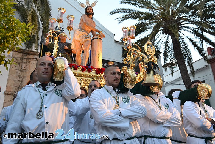 El Cristo de la Columna brilla por las calles del Barrio Alto de Marbella 