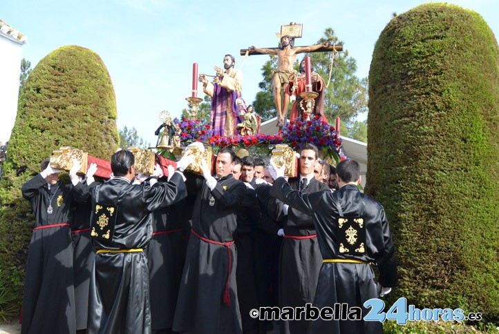 La cofradía del Calvario recorre Marbella durante seis horas y media