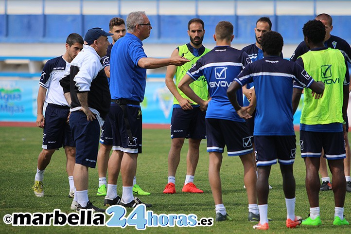 Álvarez hará cambios "para encontrar la solidez que le falta" al Marbella FC