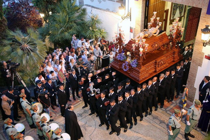 Luto y silencio en Marbella con la procesión del Yacente y la Soledad