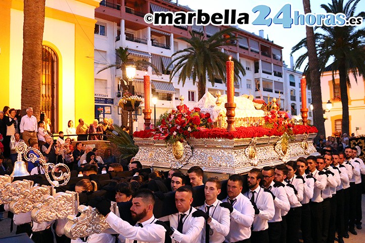San Pedro vive con respeto el desfile del Yacente en el Viernes Santo