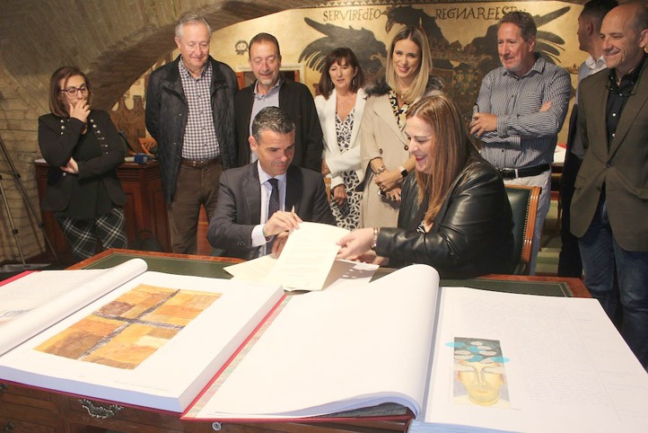El colegio Miguel de Cervantes dona a Marbella su "Quijote Manuscrito"