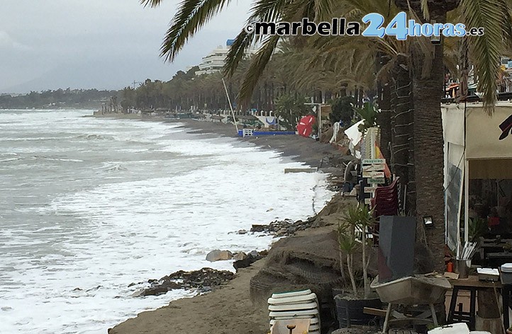 El fuerte temporal arrasa por enésima vez las playas de Marbella