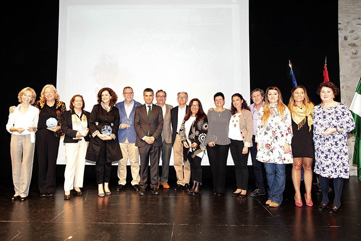 Marbella homenajea al maestro en la figura de doce profesores jubilados