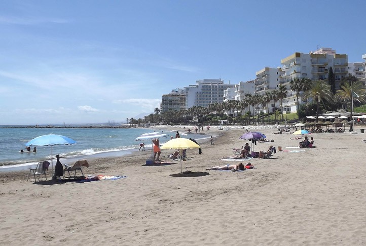 Marbella recupera 200 metros de playa en la zona de La Bajadilla