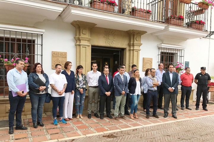 Minuto de silencio en Marbella por las víctimas de Manchester