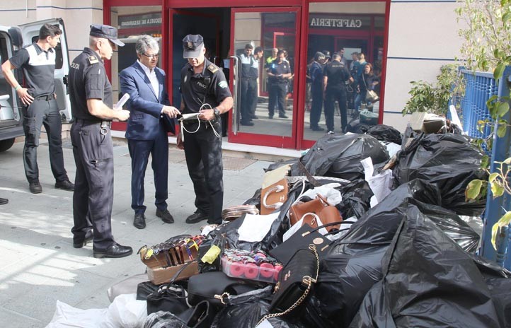 La Policía Local de Marbella destruye 1.600 artículos del 'top manta'