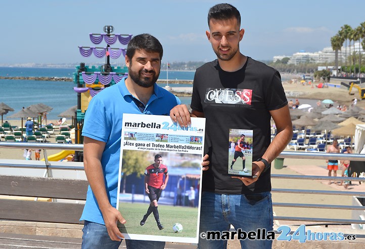Álex Rodríguez recibe el trofeo M24H al mejor jugador del San Pedro