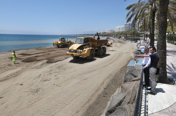 Tercera reconstrucción en dos meses de la playa marbellí de La Fontanilla