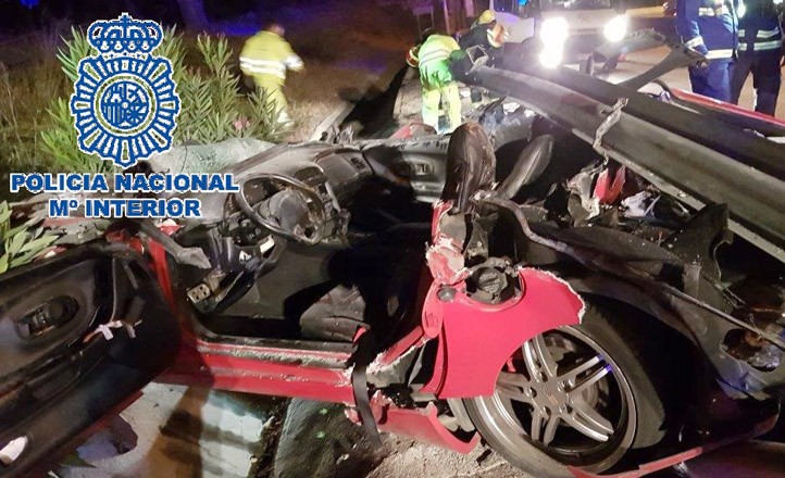 Rescatan en Marbella a un conductor del interior de un coche en llamas 