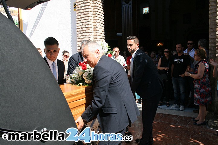 Sentida y emotiva despedida de Marbella al diseñador David Delfín