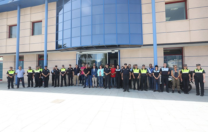 Minuto de silencio en la Policía Local por la muerte de un agente de La Línea