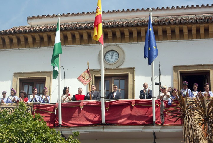 El pendón de la ciudad luce ya en el balcón del Ayuntamiento de Marbella