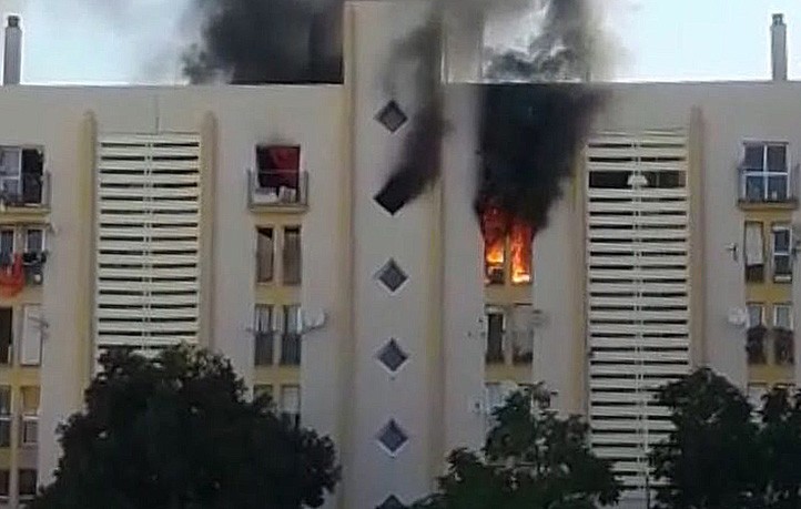 Arde una vivienda desocupada en los bloques del Rey Fahd en Las Albarizas