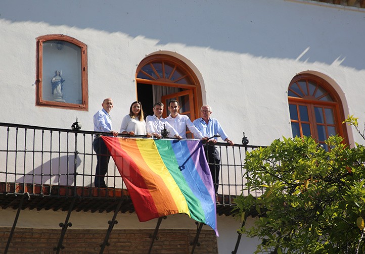Marbella se pone la bandera arco iris por el Día Internacional del Orgullo LGTBI