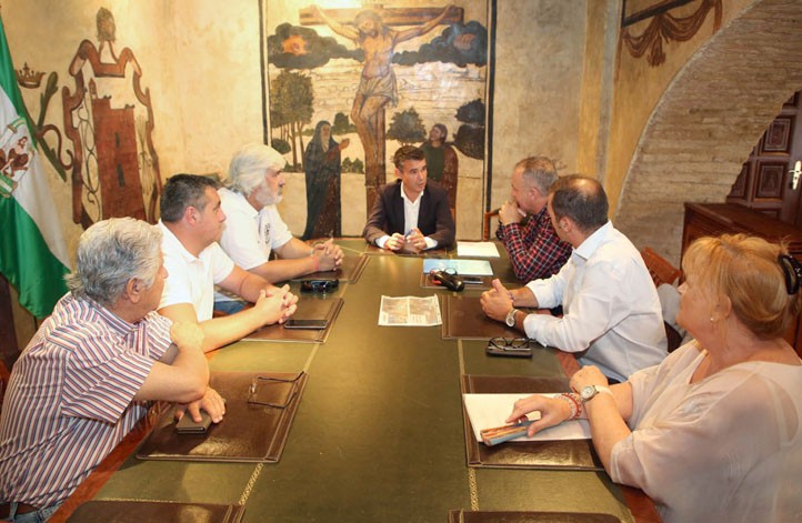 El alcalde apoya el proyecto para recuperar los espigones en Marbella