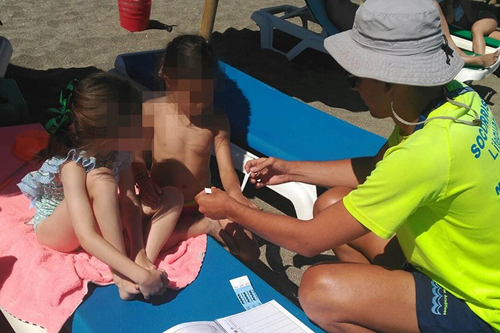 Marbella impulsa un servicio de prevención para evitar el extravío de niños en las playas