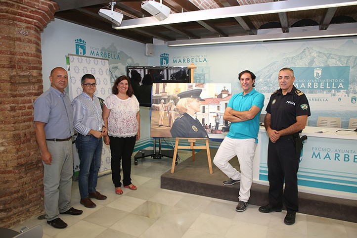 Un Policía Local de Marbella recibe el encargo de pintar a los Reyes de España