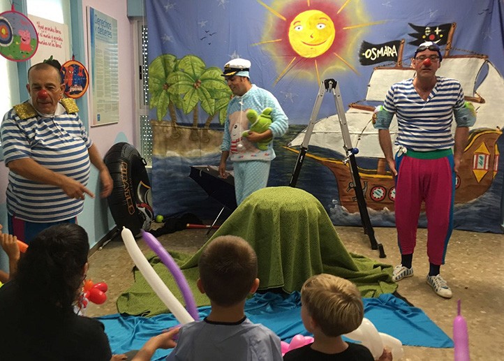 Los niños del área de Pediatría del Costa del Sol disfrutan del teatro