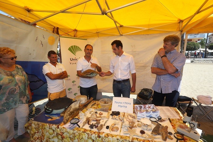 El Laboratorio del Aula del Mar enseña la flora y fauna del litoral de Marbella