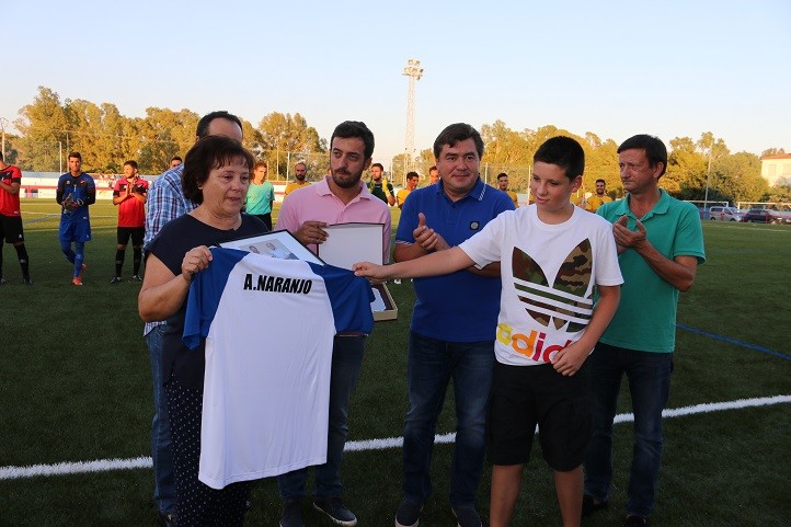 UD San Pedro y Marbella FC rinden un emotivo homenaje a Antonio Naranjo
