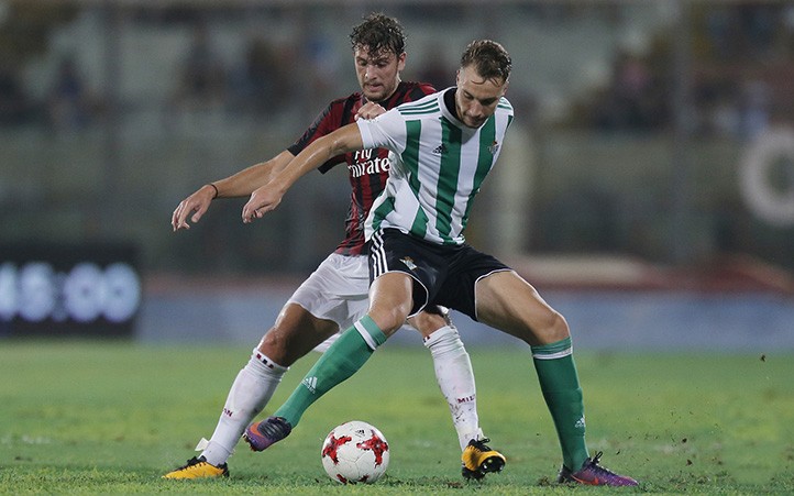 El marbellí Loren es titular en la victoria del Real Betis sobre el Milán
