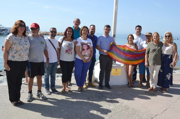 Una placa recuerda en Marbella a las víctimas de la LGBTIfobia