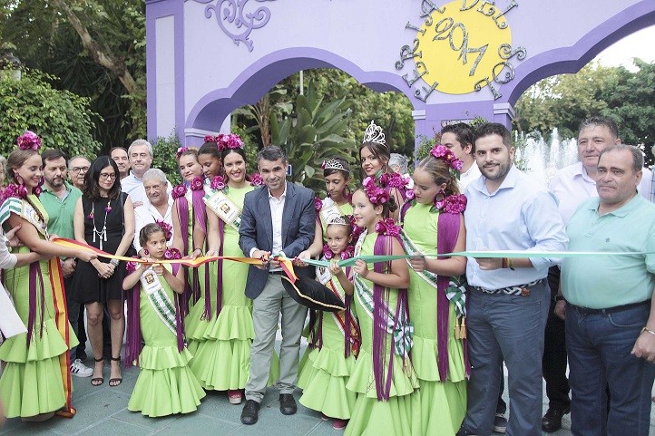 La segunda edición de la Feria del Sol ya luce de ambiente el Paseo de la Alameda