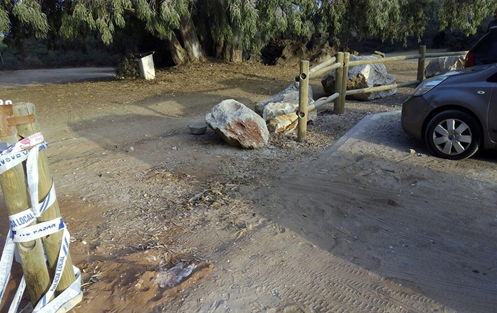 Desconocidos quitan las rocas que protegían de los coches las dunas